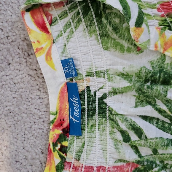 A bundle of 1 Shirt from Fresh and one pair of Capri's from Sag Harbor New - Picture 5 of 9